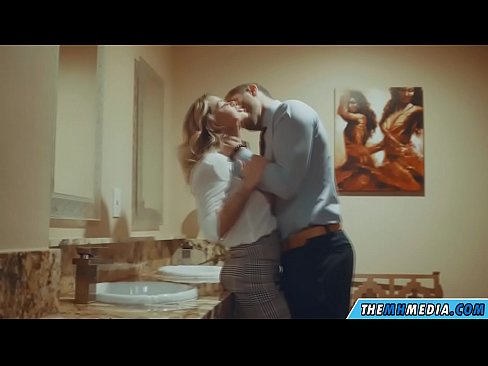 ❤️ Wakati blonde mwenye busty anakutongoza kwenye choo cha umma ❤  ❌❤
